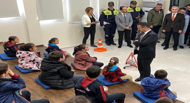 Çanakkalede depremzede çocuklar trafik kuralları konusunda bilgilendirildi