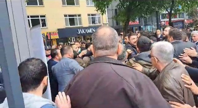 Çarşı karıştı: Kentin göbeğinde kalabalık gruplar birbirine girdi