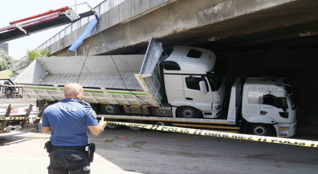 Çekicinin üzerindeki kamyon otoyol köprüsüne sıkıştı