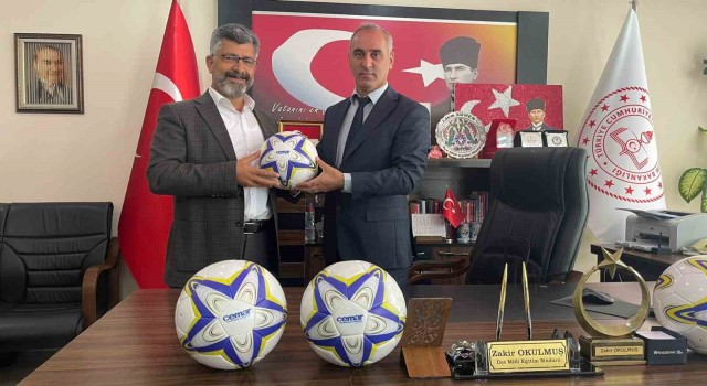 Cemardan Kuladaki tüm okullara futbol topu