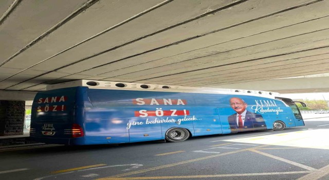 CHP otobüsü Sıhhiye Köprüsüne sıkıştı