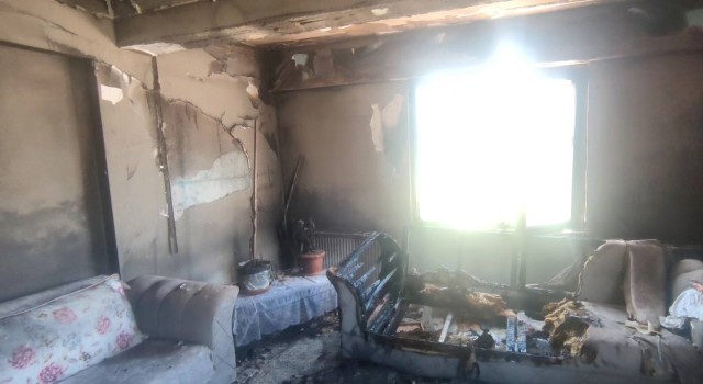 Çiftlikköyde apartman dairesi küle döndü