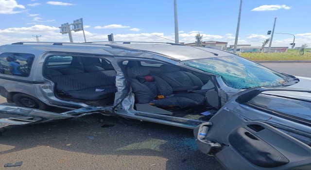 Çınarda trafik kazası: 1i ağır 4 yaralı