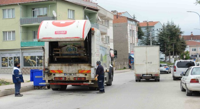 Çöp konteynırları yıkanarak temizlendi