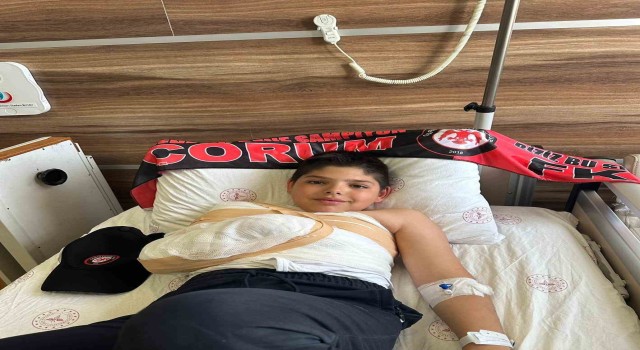 Çorum FKnın şampiyonluk maçına gitmek isteyen küçük taraftara araç çarptı