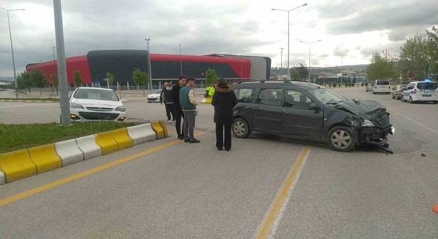 Çorumda iki otomobilin karıştığı kazada 1 kişi yaralandı