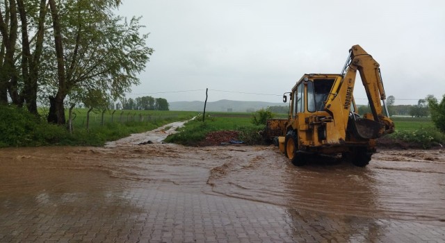 Çorumda kuvvetli sağanak hayatı felç etti