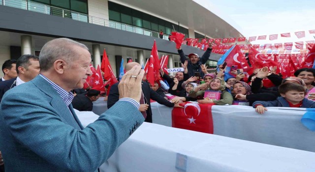 Cumhurbaşkanı Erdoğan: 500 bin civarında mülteciyi Suriyenin kuzeyindeki briket evlere göndermeye başladık