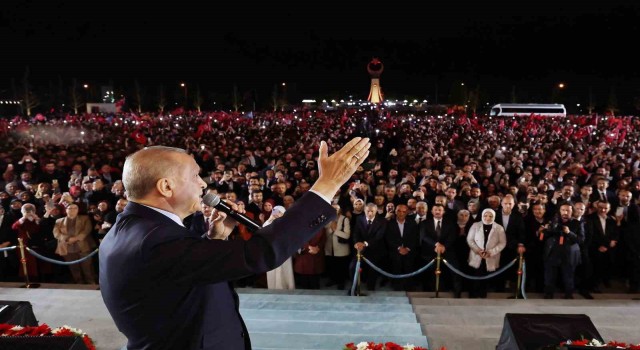 Cumhurbaşkanı Erdoğan, Beştepede 320 bin vatandaşa hitap etti