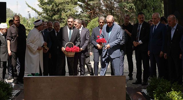 Cumhurbaşkanı Erdoğan, merhum Cumhurbaşkanı Turgut Özal'ın kabrini ziyaret etti