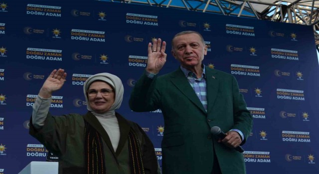 Cumhurbaşkanı Erdoğan, Tekirdağlılarla birlikte şarkı söyledi