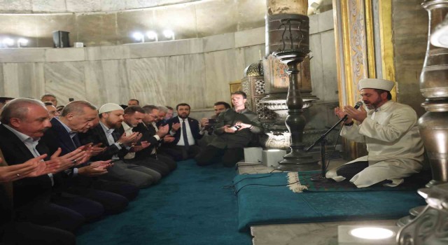Cumhurbaşkanı Erdoğan yatsı namazını Ayasofya Camiinde kıldı
