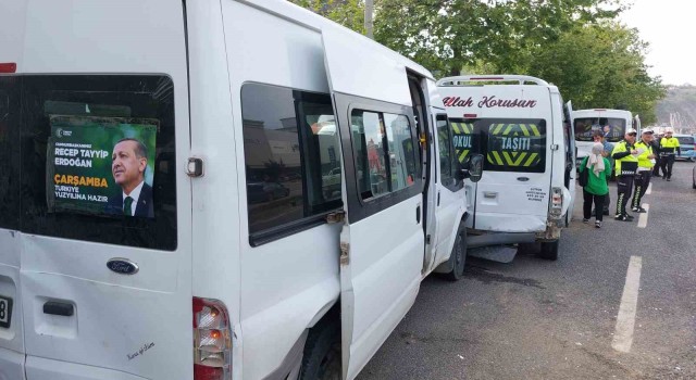 Cumhurbaşkanı Erdoğanın mitingine giden konvoyda zincirleme kaza: 4 yaralı