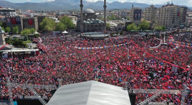 Cumhurbaşkanı Erdoğanın Rekor kırdı dediği Kayseri mitinginde tarihi kalabalık havadan görüntülendi