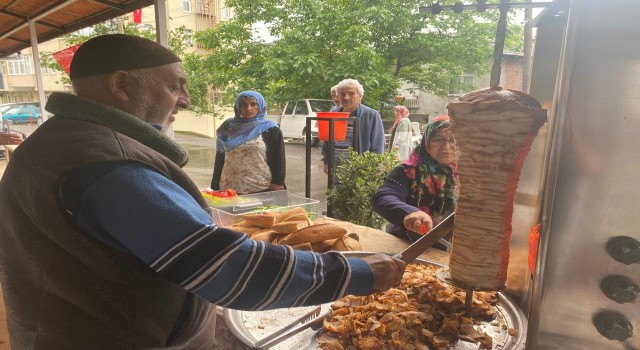 Cumhurbaşkanı Erdoğanın zaferi için döner ve tulumba dağıttı