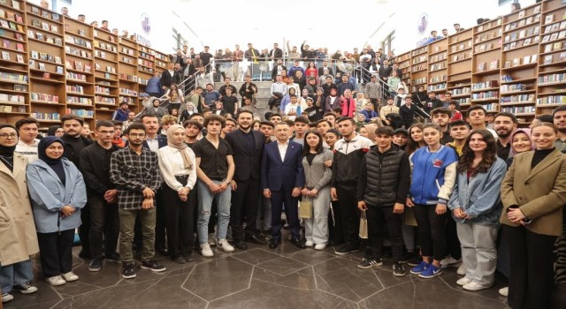 Cumhurbaşkanı Yardımcısı Fuat Oktay, Başkent Millet Bahçesinde gençlerle bir araya geldi