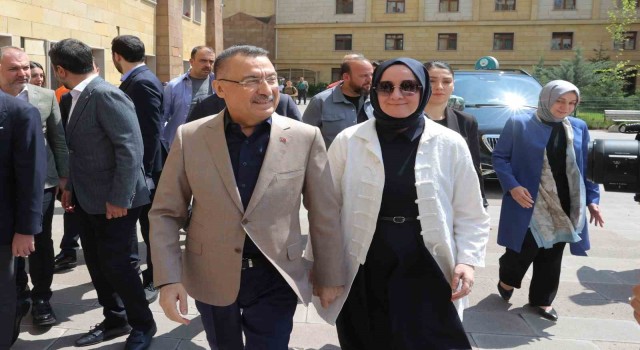 Cumhurbaşkanı Yardımcısı Oktay oyunu Ankarada kullandı