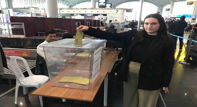 Cumhurbaşkanlığı seçiminin ikinci turunda İstanbul Havalimanında oy verme işlemi başladı