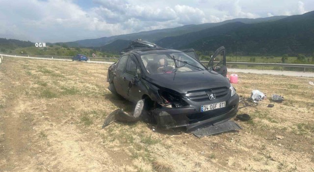 D100de otomobil takla attı: 3 yaralı