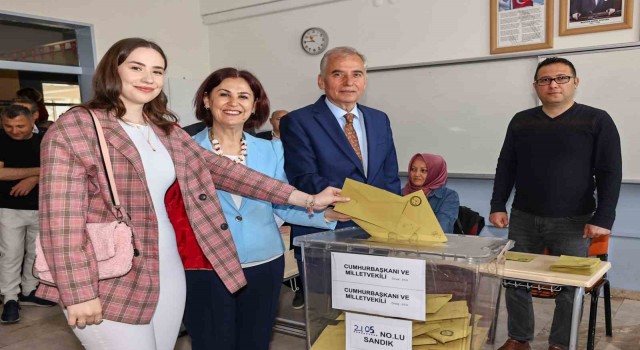 Denizlide siyasiler oylarını kullandı