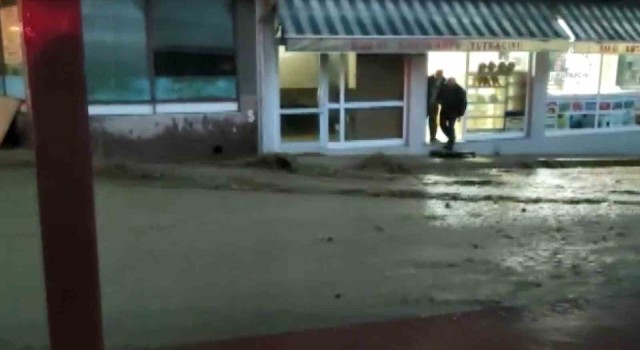 Depoya yıldırım düştü, o anlar kamerada