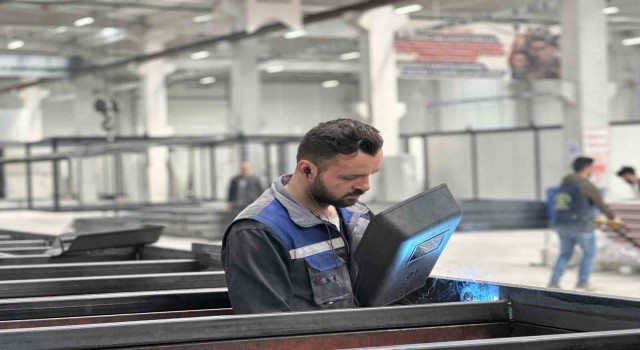Deprem bölgelerine günlük 150 konteyner üretiliyor