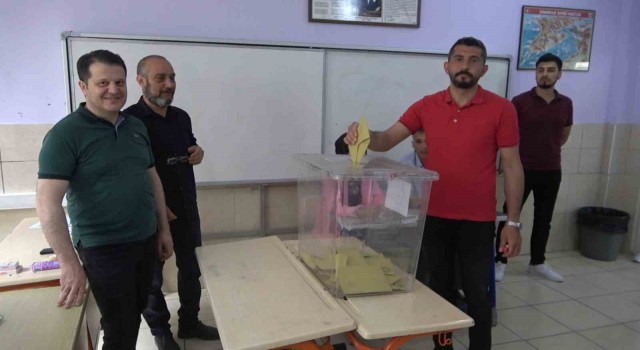 Deprem bölgesi Osmaniyede oy kullanma işlemi başladı