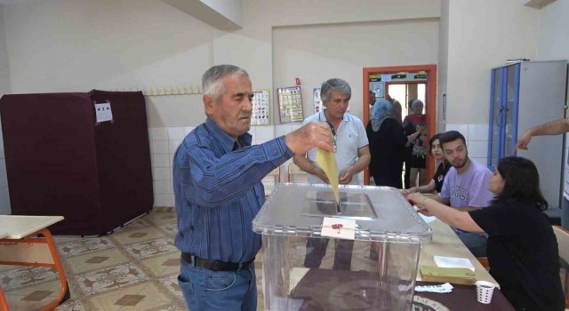 Deprem bölgesi Osmaniyede oy kullanma işlemi başladı