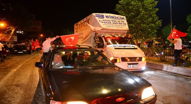 Deprem bölgesinde halk sokağa döküldü, zafer kutlaması yaptı: Bu adamı çok seviyoruz