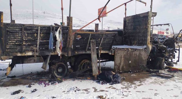 Deprem bölgesine yardım malzemesi götürürken tırı yanan esnaf destek bekliyor