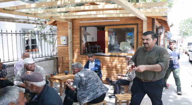 Depremde çayhanesini kaybetti yeniden ayağa kalkıp hizmete başladı