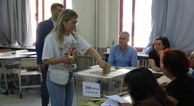 Depremin ardından yoğun göç alan Mersinde oy kullanma işlemleri sürüyor