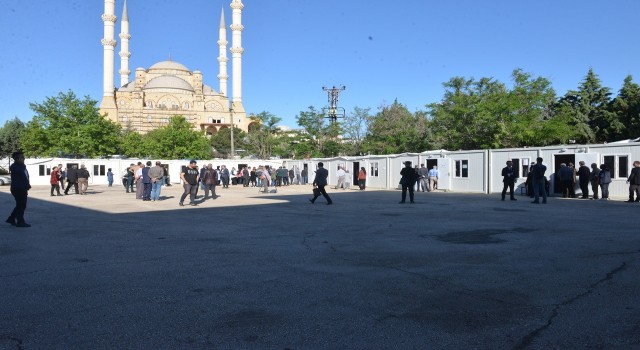 Depremin merkez üssü Kahramanmaraşta vatandaşlar oy kullanmaya başladı