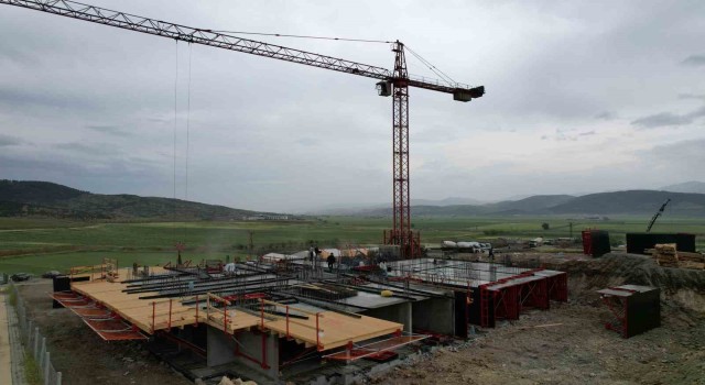 Depremin merkezinde yapımına başlanan konutlarda hummalı çalışma sürüyor