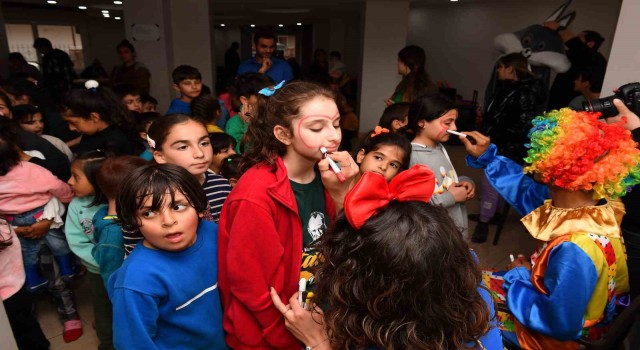Depremzede çocuklar oyunlar oynayarak stres atıyor