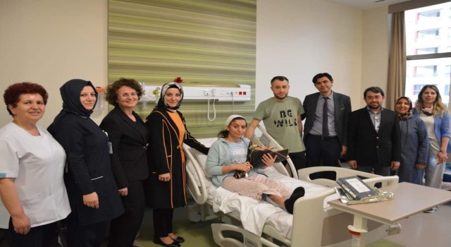 Depremzede hemşireye ‘Hemşireler Günü jesti