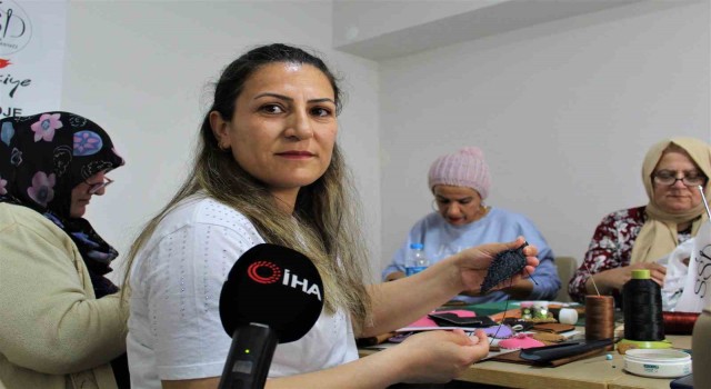 Depremzede kadınlar el işi deri eşyalar üretiyor