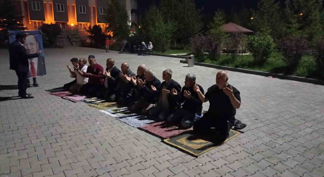 Depremzedeler Erzurumda şükür namazı kıldı