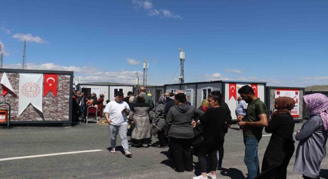 Depremzedeler sandık başına koştu