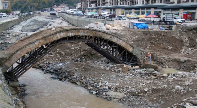 Derelide sel afeti sonrası dere genişletilince köprü uzatıldı