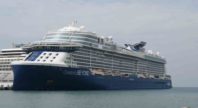 Dev gemi ile Kuşadasına 2 bin 957 turist geldi