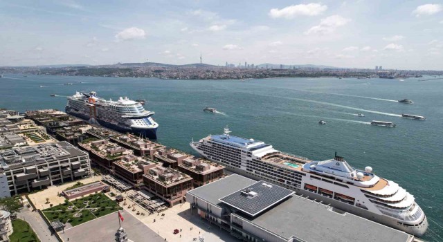 Dev kruvaziyerler Galataporta demirledi