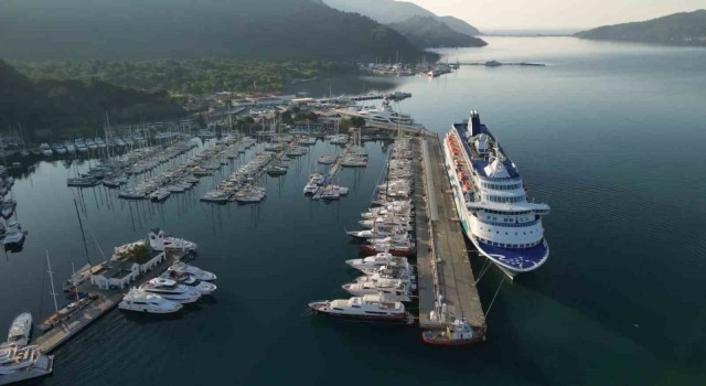 Dev yolcu gemisi bin 300 İsrailli yolcusu ile Marmarise geldi