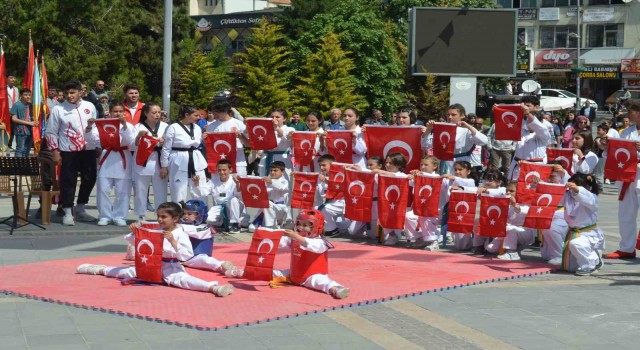 Develide 19 Mayıs kutlamaları renkli görüntülere sahne oldu