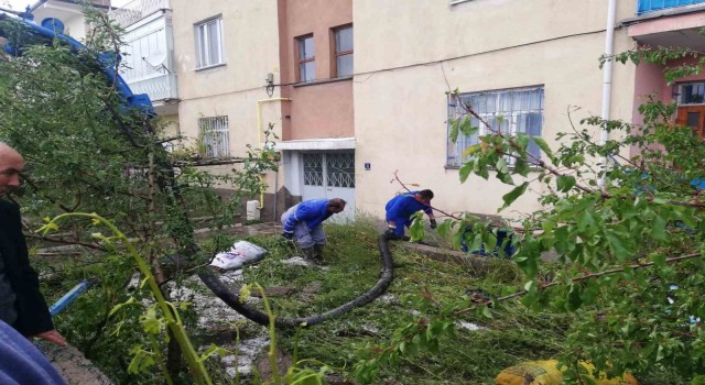 Develide sağanak yağış sele neden oldu
