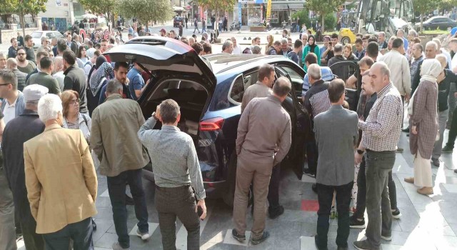 Devrekli vatandaşlar Togg ile fotoğraf çektirmek için sıraya girdiler