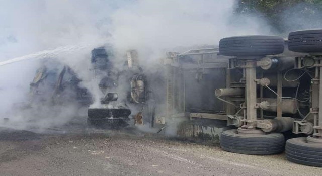 Devrilen tırın sürücüsü çıkan yangında hayatını kaybetti