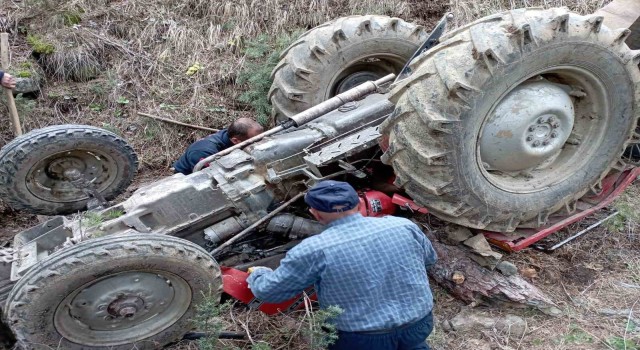 Devrilen traktörün altında kalan sürücü yaralı kurtuldu