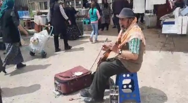 Dinarın tek sokak müzisyeni geçimini şarkı, türkü söyleyerek sağlıyor
