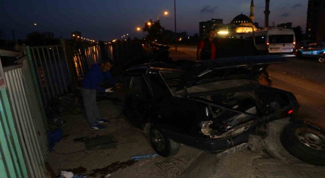 Direğe çarpan otomobil ikiye bölündü, sürücüsü hayatını kaybetti